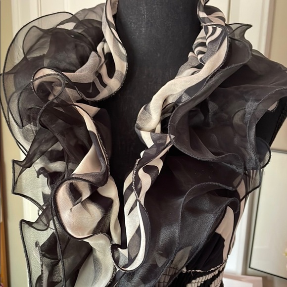 Elegant Black and White Halter-Top Jumpsuit with Ruffled Detail - Picture 3 of 16